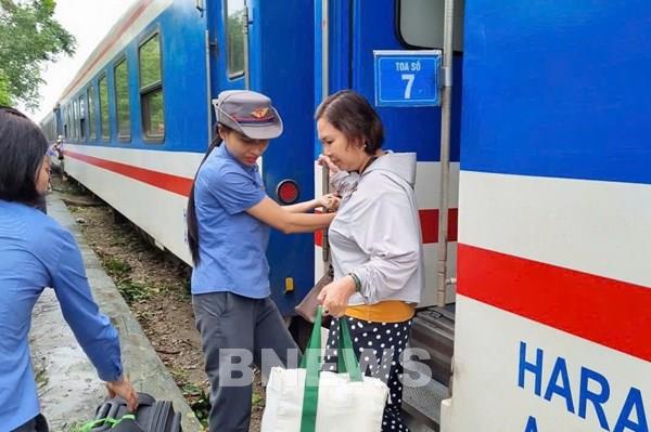 Ngành đường sắt khuyến cáo khách hàng điều gì khi mưa lớn, đường ngập?