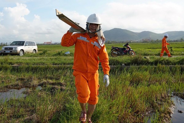 Điện lực miền Bắc khẩn trương khôi phục điện sau mưa lũ