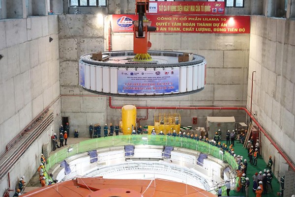 Hạ đặt thành công rotor tổ máy số 2 dự án Thủy điện Hòa Bình mở rộng
