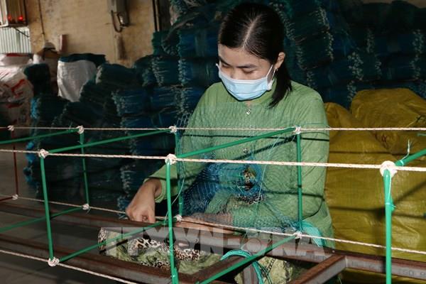 Giữ hồn làng nghề từ những sợi lưới đan tay
