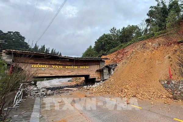 Tuyên Quang: Mưa bão gây sập cổng chào xã Đồng Văn