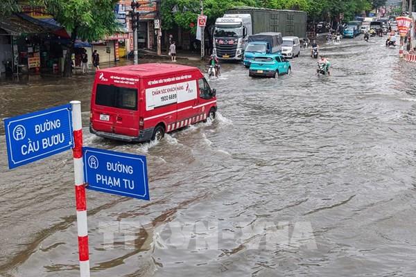Nhiều tuyến phố Hà Nội vẫn chìm trong ngập úng