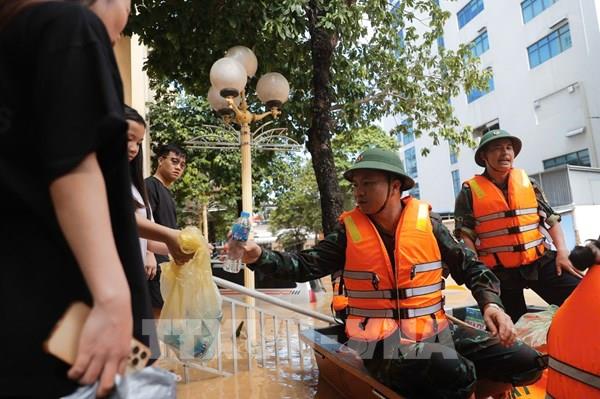 Nặng tình quân dân giữa vùng lũ dữ
