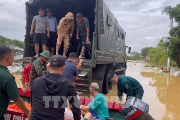 Hà Nội: Khẩn trương sơ tán người dân vùng ngập lụt tại xã Trung Giã đến nơi an toàn
