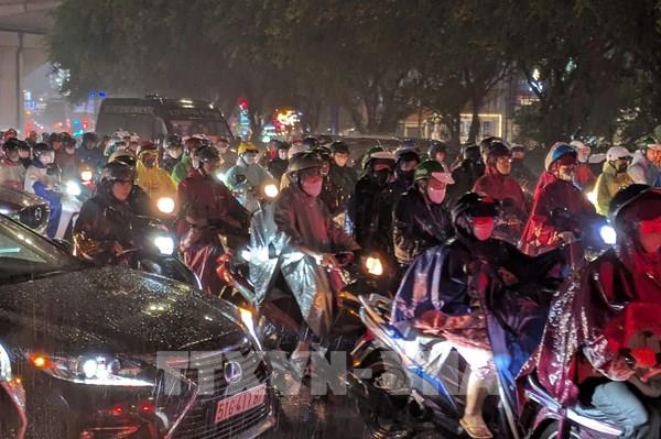 TP. Hồ Chí Minh: Mưa lớn kèm triều cường gây ngập nặng, giao thông tê liệt nhiều nơi