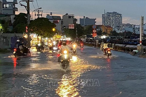 Cảnh báo triều cường ở ven biển phía Đông Nam Bộ và lũ trên sông Cửu Long