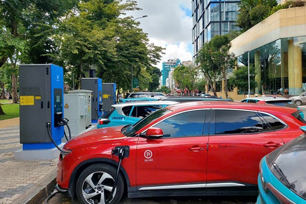 TP. Hồ Chí Minh cho lắp đặt trạm sạc ô tô điện tại điểm sử dụng tạm thời lòng đường