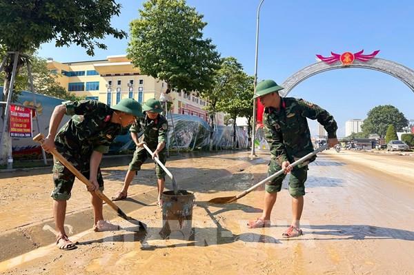 Hình ảnh đường phố Thái Nguyên ngập bùn sau nước rút