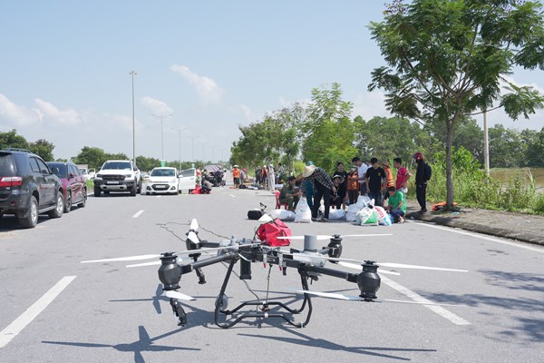 Viettel dùng drone vận chuyển 5 tấn hàng hóa cứu trợ tại Thái Nguyên