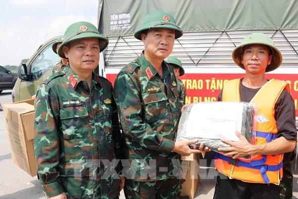 Bộ Tư lệnh Quân khu I trao quân trang hỗ trợ nhân dân Bắc Ninh