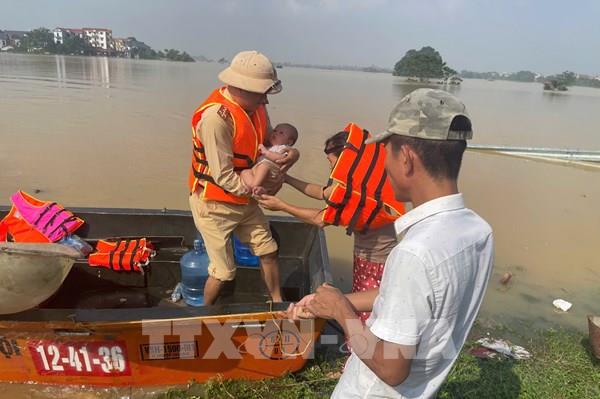 Công an thành phố Hà Nội "trắng đêm" hỗ trợ người dân vùng lũ