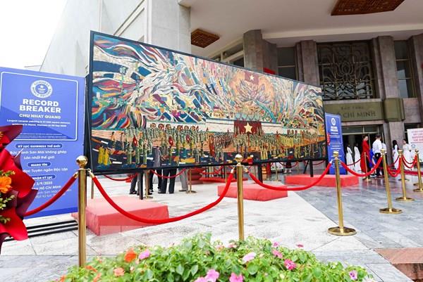 Bức tranh sơn mài "Bác Hồ đọc Tuyên ngôn Độc lập" được trao Kỷ lục Guinness thế giới