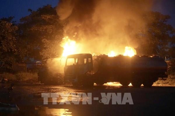 Xe đầu kéo bốc cháy dữ dội sau tai nạn trên Quốc lộ 6