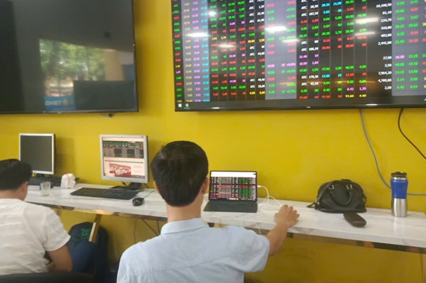 Áp lực bán lan rộng, VN-Index mất hơn 14 điểm phiên sáng 6/11