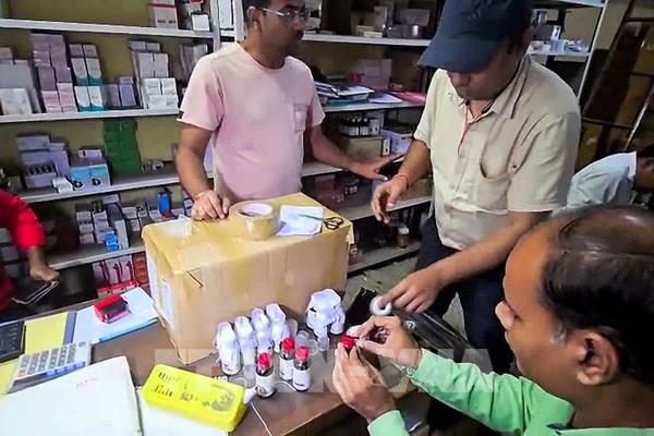 Ấn Độ hủy giấy phép hãng sản xuất siro ho gây tử vong cho hàng chục trẻ em