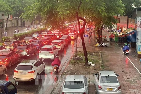 Một số tuyến đường Hà Nội tắc cục bộ sau mưa lớn
