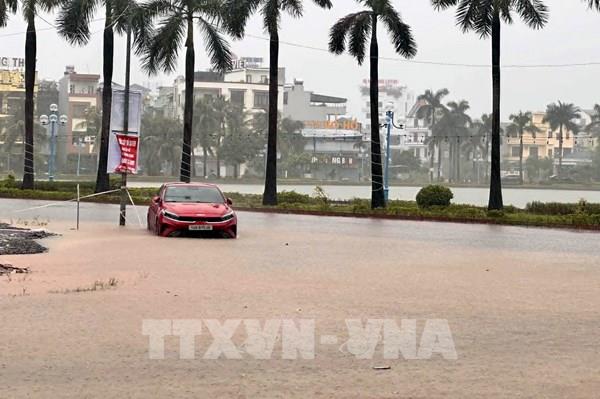 Mưa lớn gây ngập nặng ở Quảng Ninh, giao thông tê liệt cục bộ