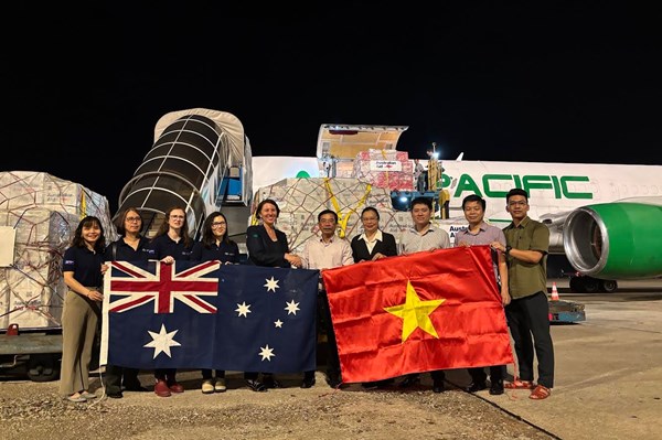 Tiếp nhận hàng viện trợ khẩn cấp của Australia cho người dân vùng lũ