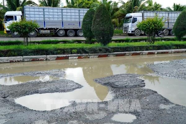 Quốc lộ 24C xuống cấp nghiêm trọng thành “bẫy tử thần” trước cảng Dung Quất