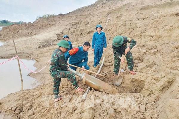 Hủy nổ thành công quả bom 340 kg bên bờ sông Lam
