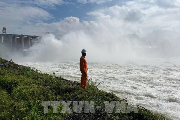 Chuẩn bị đóng cửa xả đáy hồ thủy điện Tuyên Quang, Hòa Bình