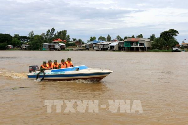 Căng mình chống buôn lậu giữa mùa lũ