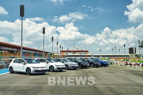 Cuộc đua cuối năm: Xe điện bứt phá, xe nhập áp đảo