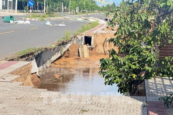 Đồng Tháp xây dựng hai công trình khẩn cấp khắc phục sạt lở sông Tiền