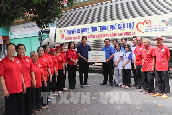 Chuyến xe nghĩa tình chở đầy yêu thương đến vùng lũ
