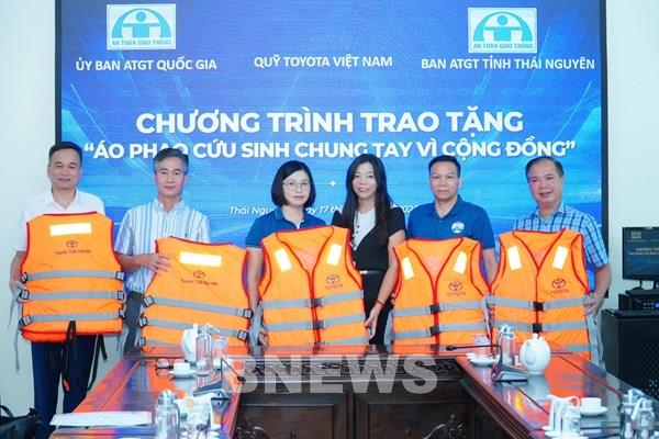 Quỹ Toyota Việt Nam trao tặng áo phao cứu sinh vì an toàn cộng đồng