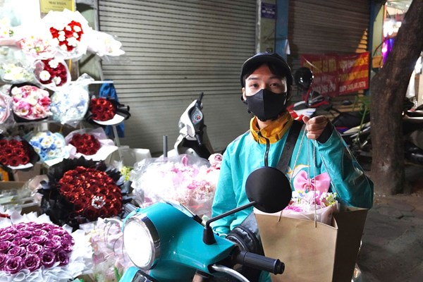 Shipper ngày 20/10: Áp lực giao hàng và niềm vui điểm đến