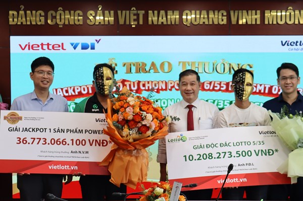 Vietlott trao gần 50 tỷ đồng giải thưởng cho khách hàng may mắn trúng giải