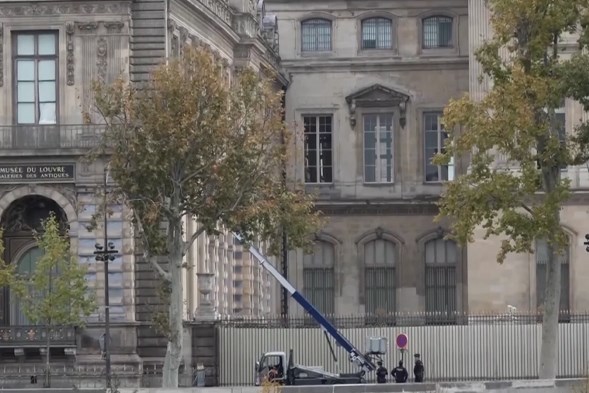 Pháp truy lùng 4 đối tượng tham gia vụ trộm táo tợn ở Bảo tàng Louvre
