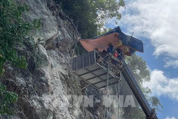 Phú Thọ khẩn trương xử lý tình trạng đá rơi trên đèo Thung Khe