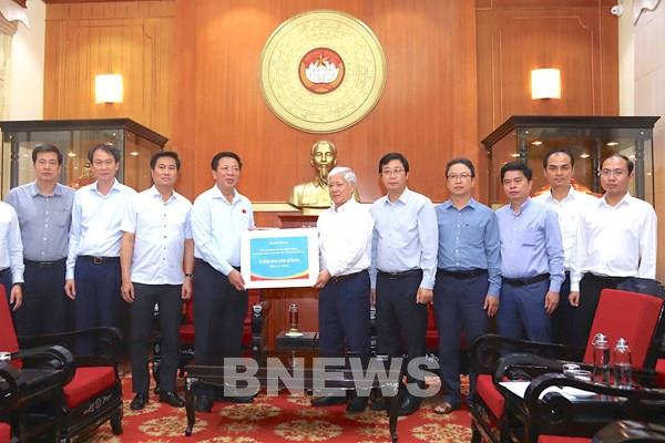 Bộ Xây dựng trao 5 tỷ đồng ủng hộ thiệt hại bão lũ