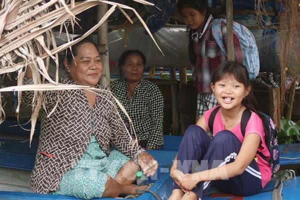 Những "bông hoa chữ” nở trên dòng sông quê miền Tây