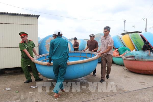Ngư dân Quảng Ngãi khẩn trương đưa tàu thuyền lên bờ tránh bão