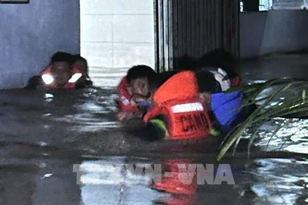 Giải cứu 165 người mắc kẹt do mưa lớn, ngập sâu ở TP Hồ Chí Minh