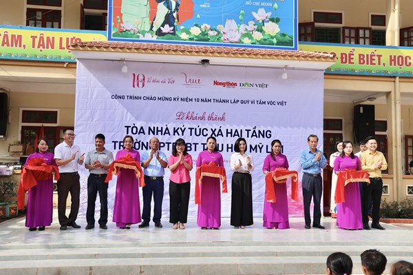 Món quà của yêu thương gửi học trò nơi biên cương xứ Nghệ