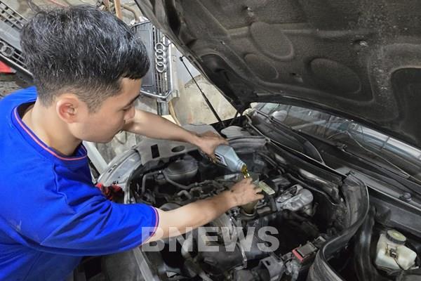 Xe ngập nước - coi chừng “dính bẫy” dầu nhớt giả!