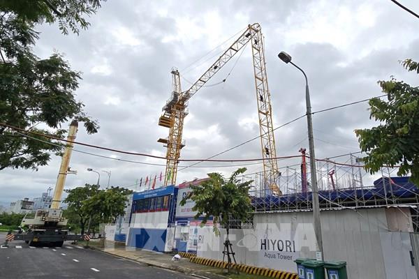 Cần cẩu tháp cao 30m bị gãy đổ tại Đà Nẵng