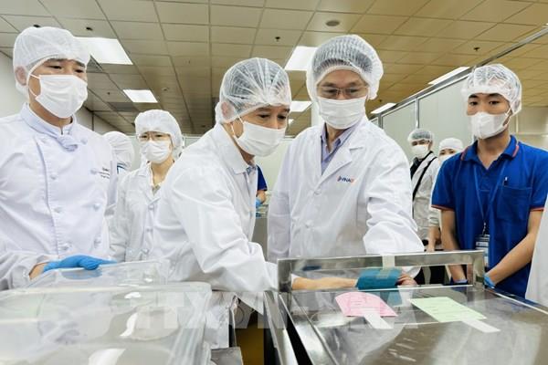 Lãnh đạo Thành phố Hà Nội kiểm tra đột xuất việc thí điểm tổ chức bữa ăn bán trú