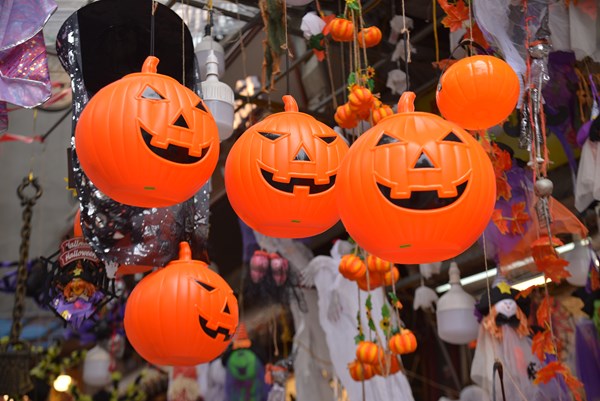 Thị trường Halloween: Đồ trang trí “rùng rợn” phủ sóng phố Hàng Mã
