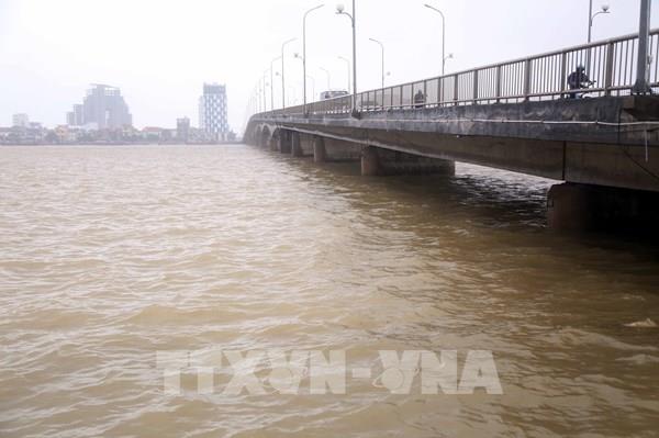 Nhiều khu dân cư ở Quảng Trị ngập sâu, người dân đi lại bằng ghe thuyền