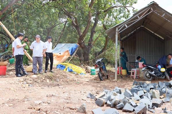 Kiểm tra công trường khai thác đá trái phép ở Đồng Nai