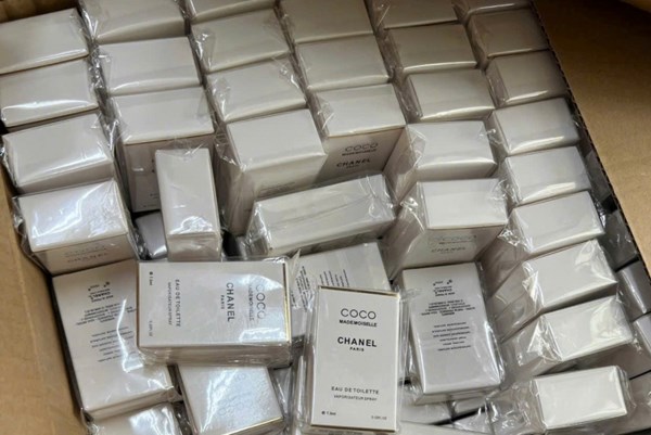 Khởi tố 11 đối tượng sản xuất nước hoa “giả” thương hiệu nổi tiếng