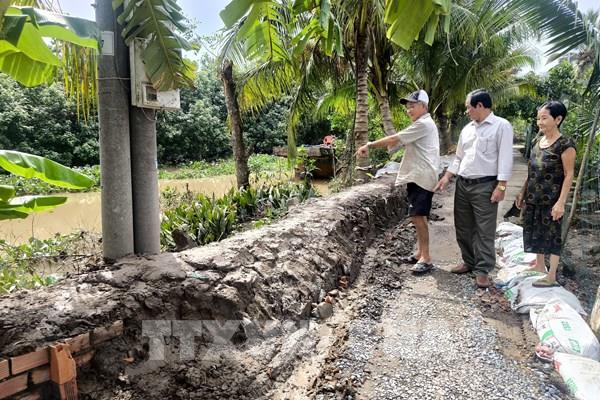 Triều cường dâng cao, người dân Vĩnh Long oằn mình ứng phó