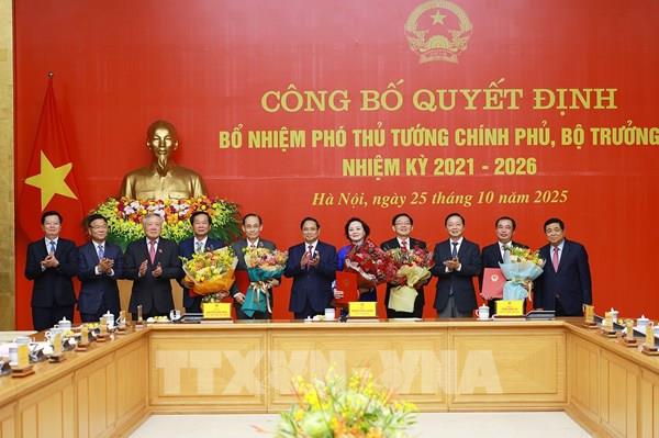 Thủ tướng trao Quyết định của Chủ tịch nước bổ nhiệm 2 Phó Thủ tướng và 3 Bộ trưởng
