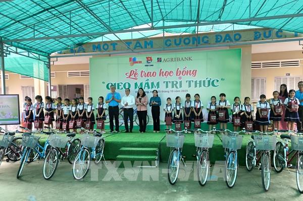 Thắp sáng ước mơ học trò vùng biển