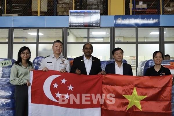 Tiếp nhận hàng viện trợ khẩn cấp Singapore hỗ trợ Tuyên Quang